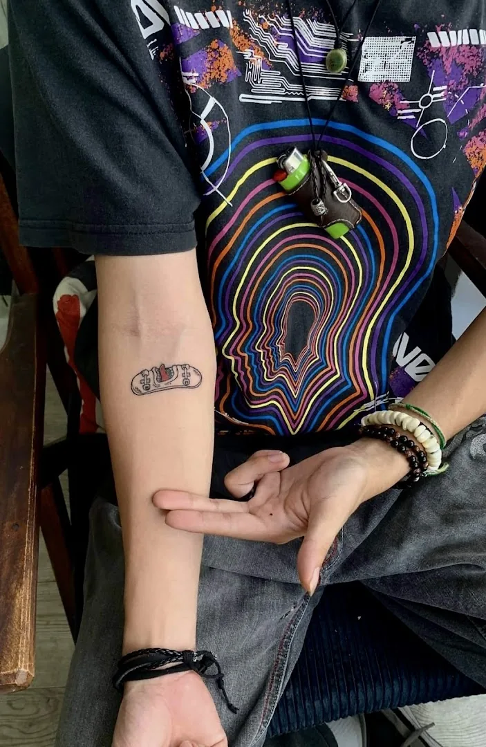 Put some ink - Tattoo Studio.dng