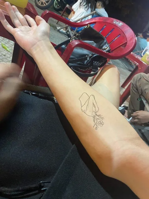 Put some ink - Tattoo Studio.dng