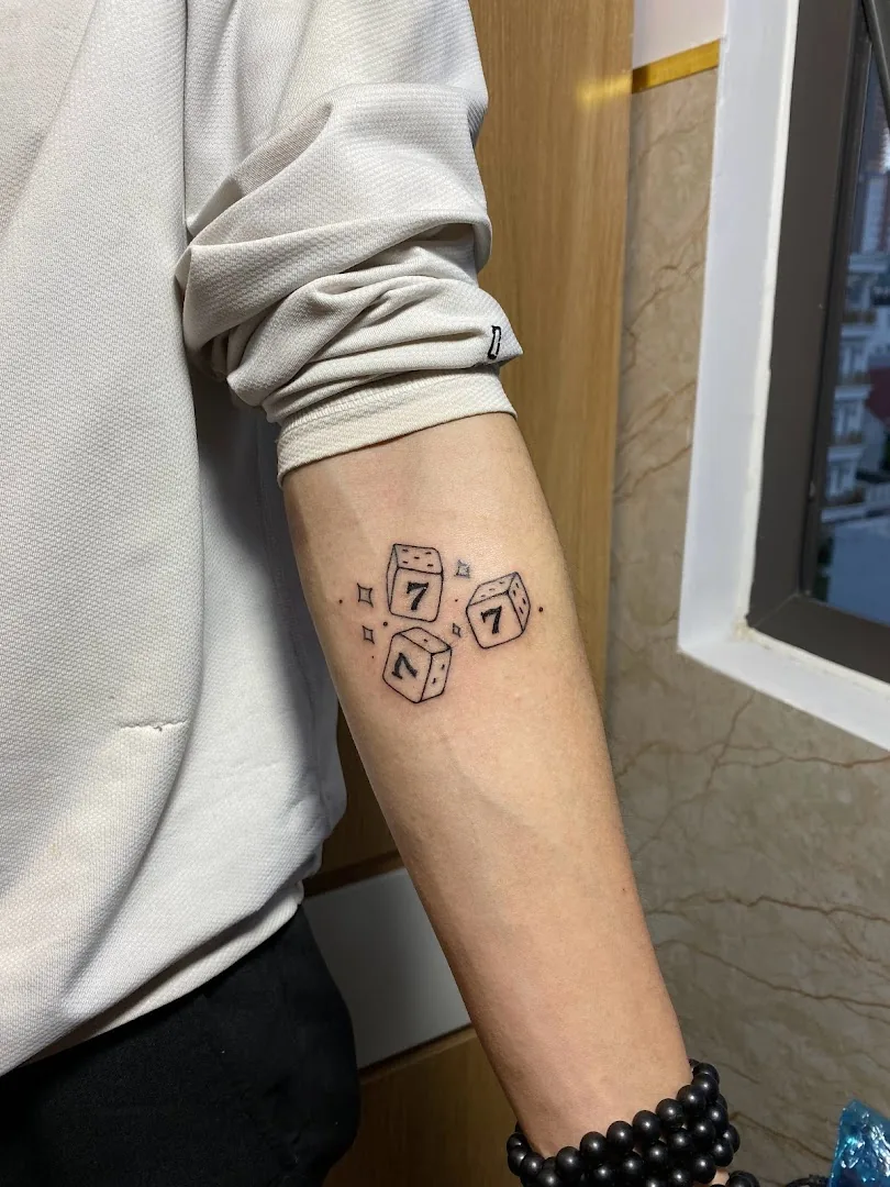 Put some ink - Tattoo Studio.dng