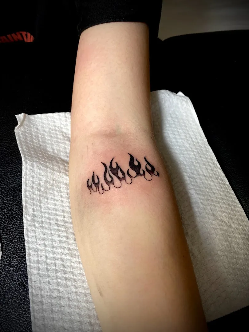 Put some ink - Tattoo Studio.dng