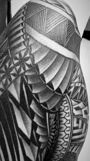 R Tattoo studio